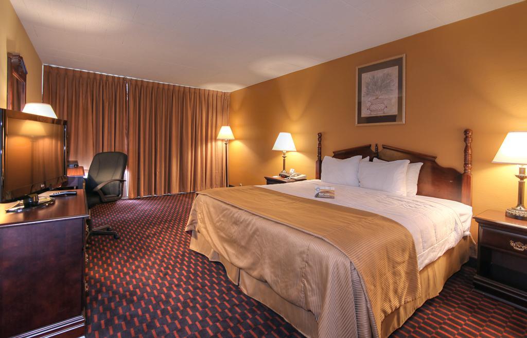 Days Inn Ийстън Екстериор снимка