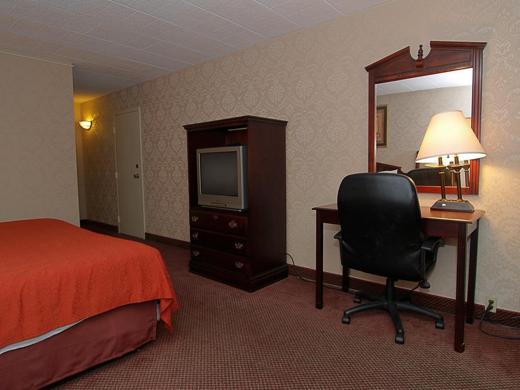Days Inn Ийстън Екстериор снимка