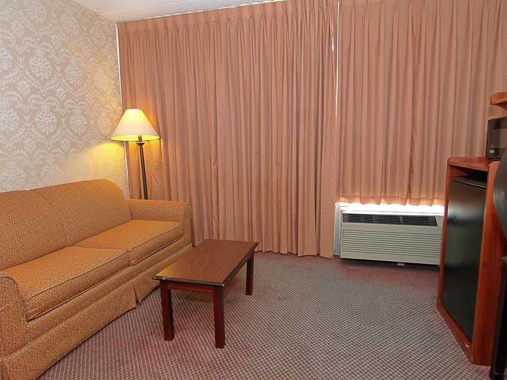 Days Inn Ийстън Екстериор снимка