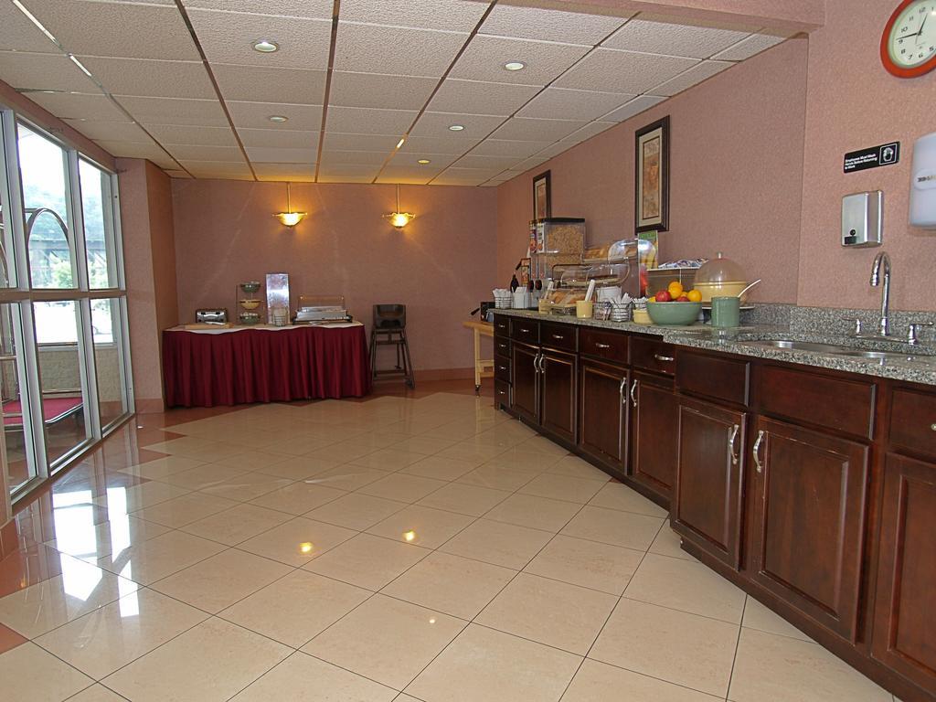 Days Inn Ийстън Екстериор снимка